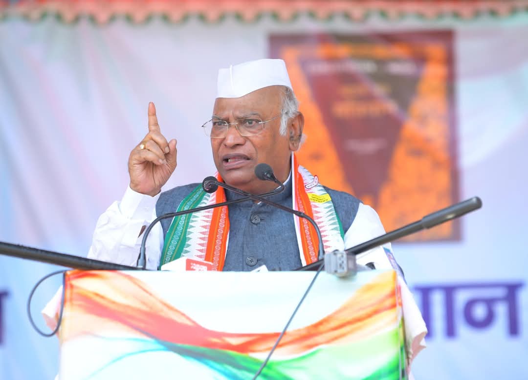 खड़गे का मोदी-नीतीश पर तीखा हमला: “कुर्सी के लिए बनी है जोड़ी, जनता के लिए नहीं
