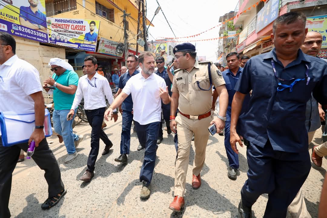 राहुल गांधी का चौथा बिहार दौरा: दरभंगा में छात्रों से संवाद, पटना में देखी ‘फुले’ फिल्म